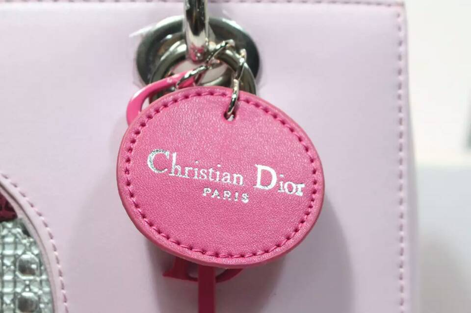 迪奥新款包包 Lady Dior 粉色进口纳帕皮手工绣花戴妃包