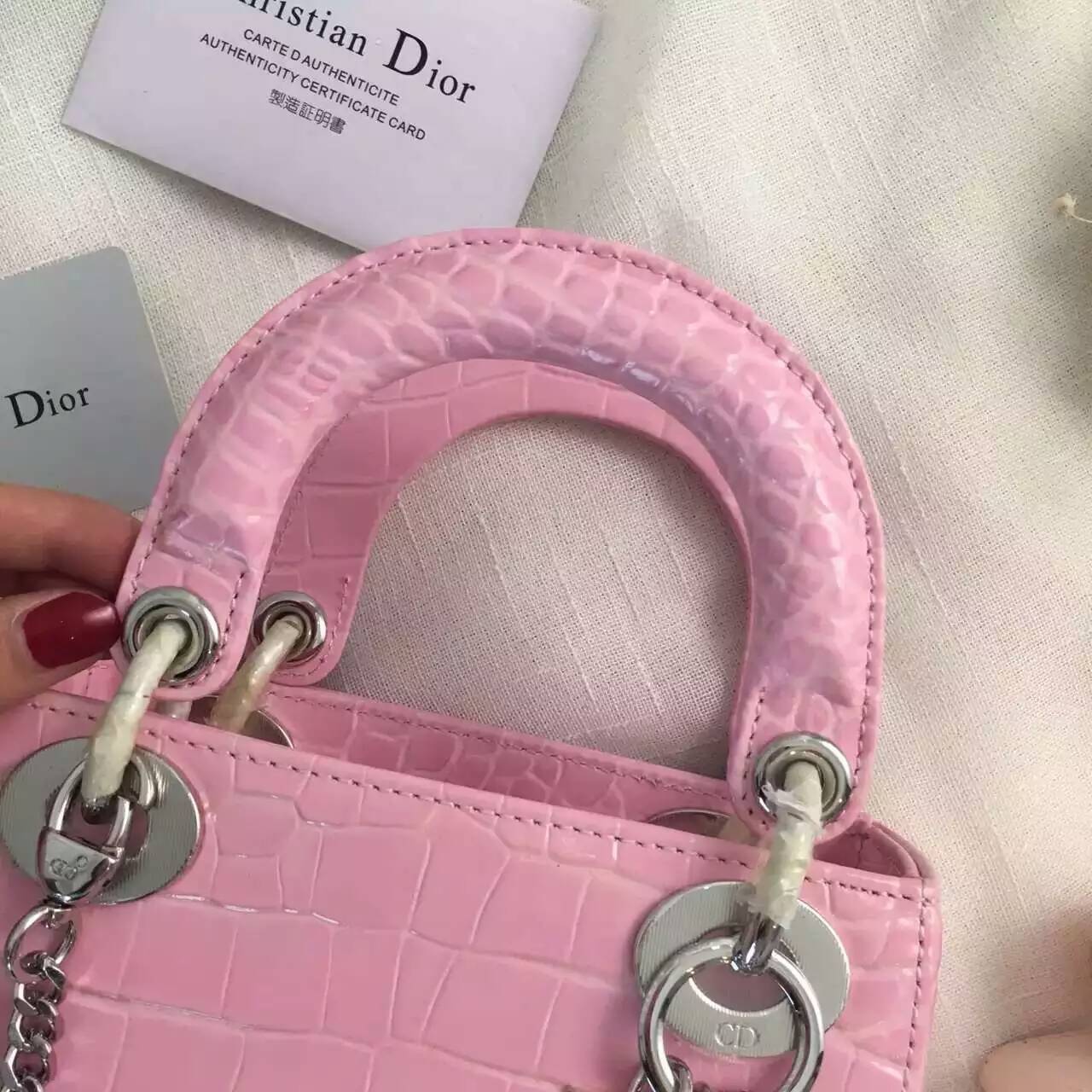迪奥包包批发 Lady Dior mini浅粉色原版牛皮压鳄鱼纹三格戴妃包