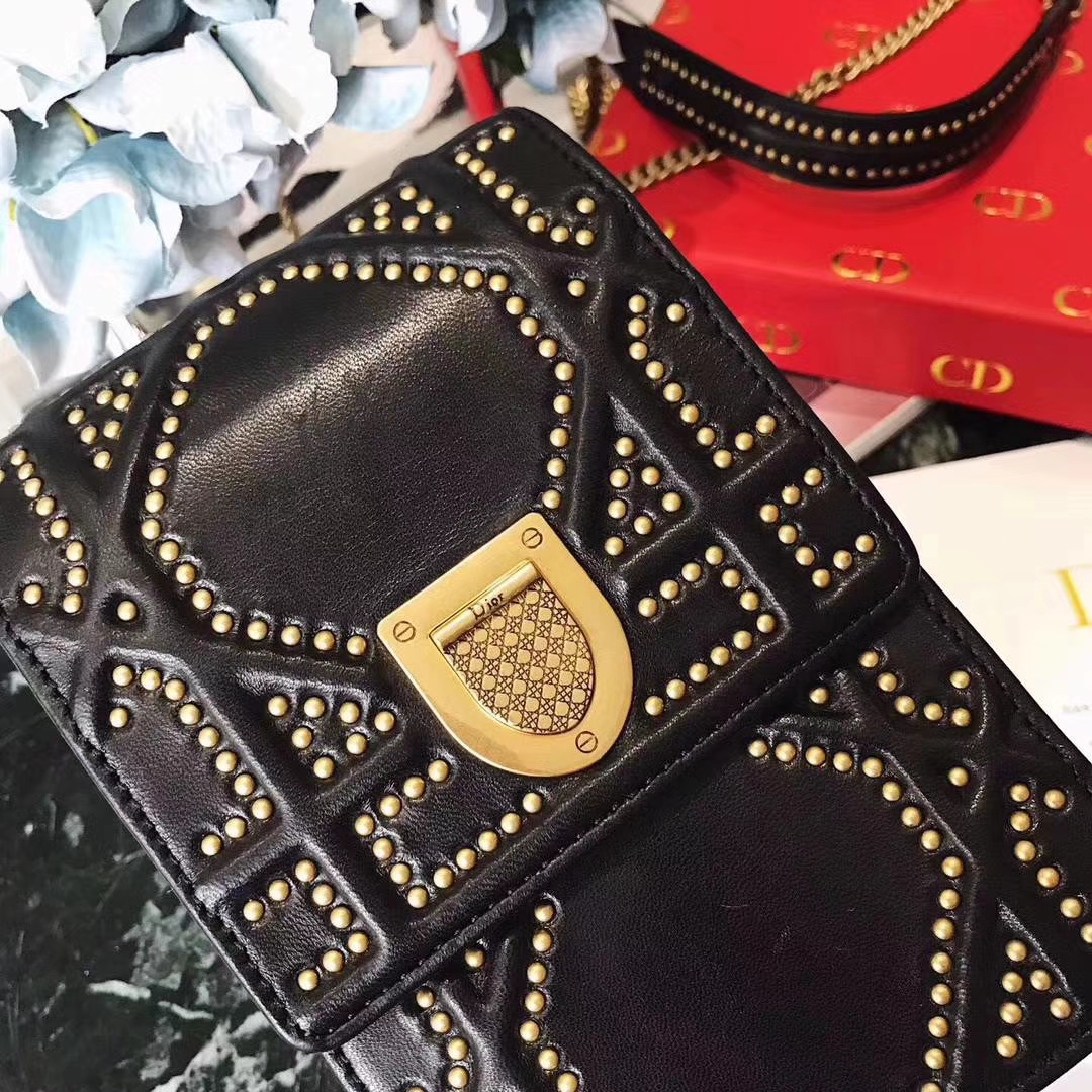 Dior女包价格 迪奥2018春夏新款铆钉链条单肩斜挎手机包 黑色小羊皮
