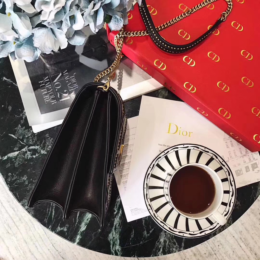 Dior女包价格 迪奥2018春夏新款铆钉链条单肩斜挎手机包 黑色小羊皮