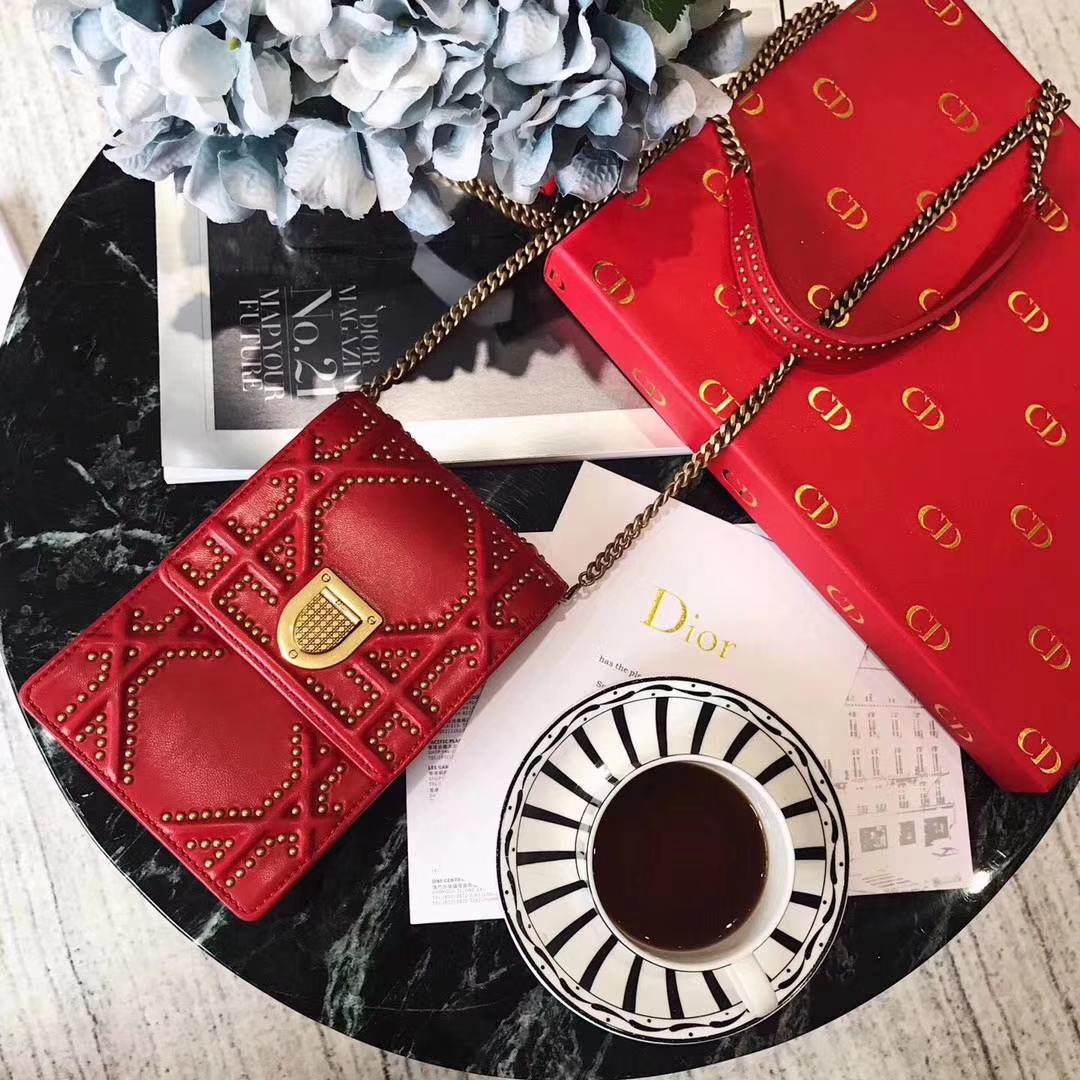 迪奥包包官网 Dior新款蕾哈娜特别订制款 红色小羊皮铆钉双层手机包链条斜挎包