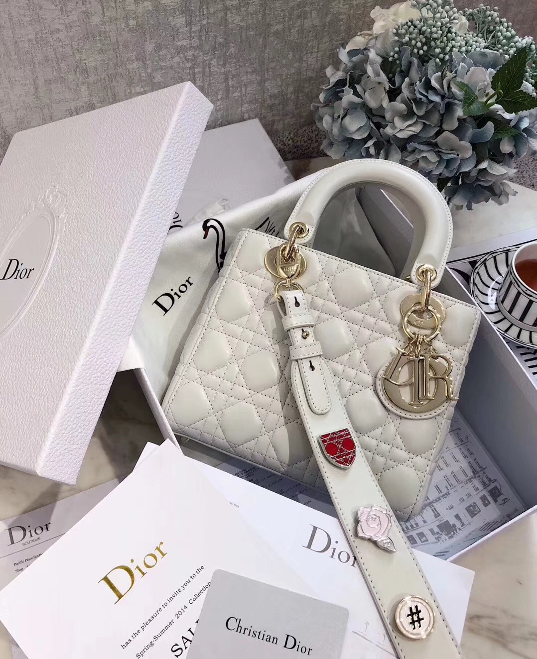 Lady Dior mini 迪奥进口磨砂皮料徽章系列戴妃包四格20CM 白色