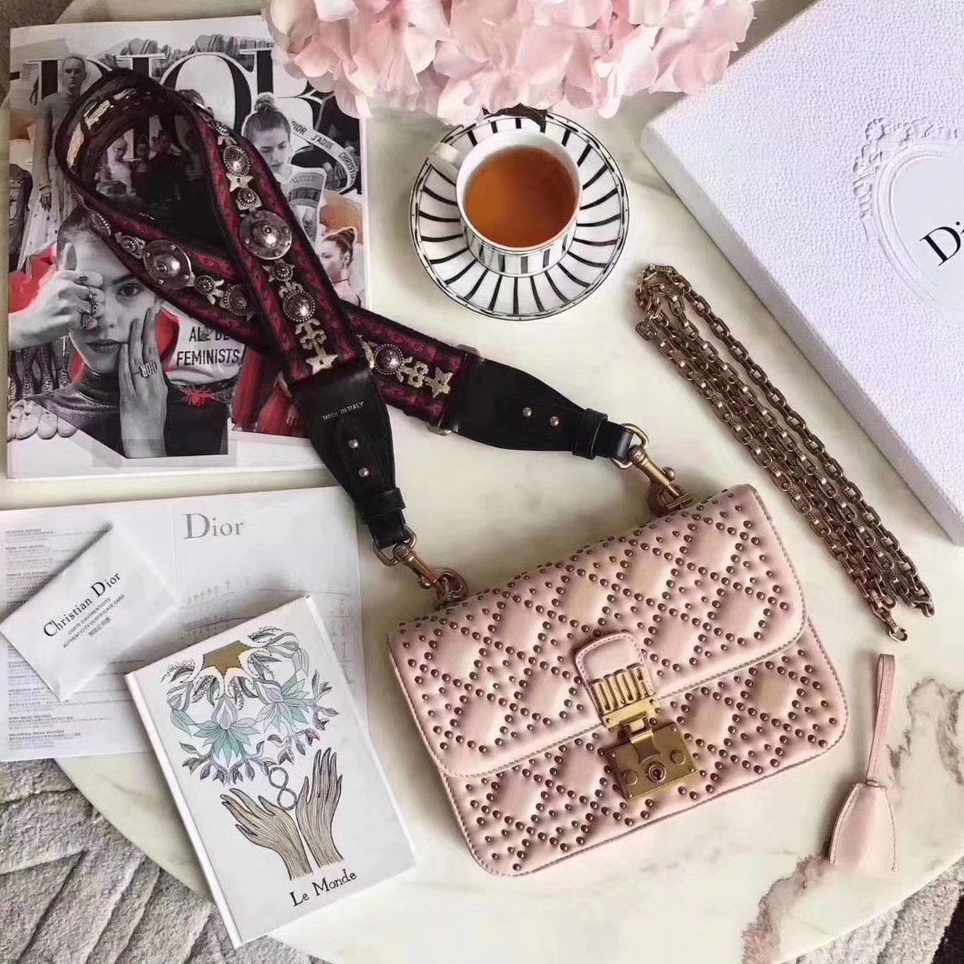 迪奥女包价格 Dior Addict粉色小羊皮铆钉链条包单肩包包24CM