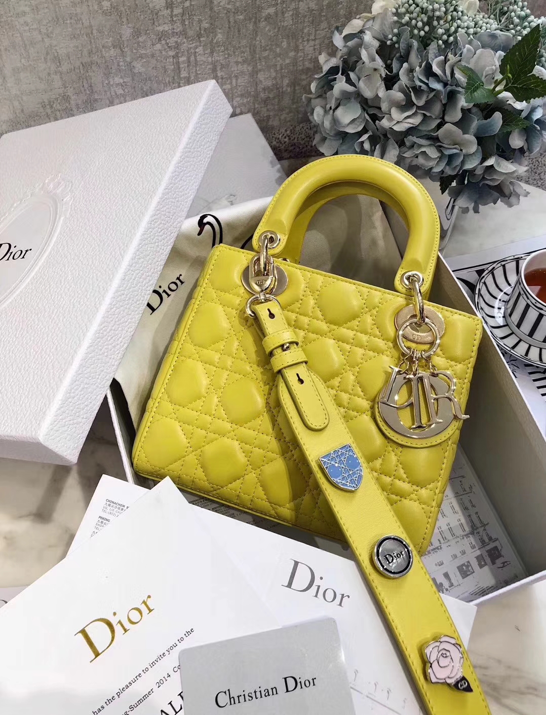 迪奥包包官网 Dior进口磨砂质感Lady Dior徽章系列四格戴妃包20cm 黄色