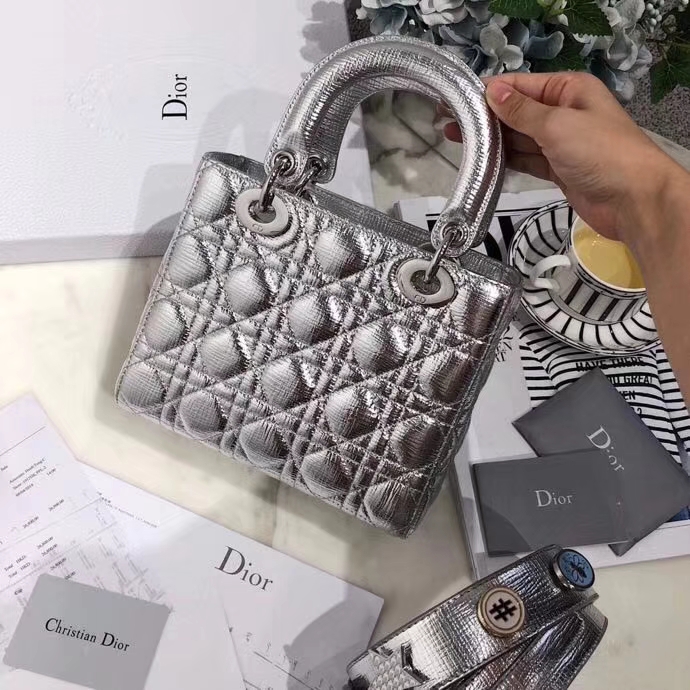 迪奥新款包包 Lady Dior mini 银色磨砂皮料徽章系列迷你戴妃包20cm