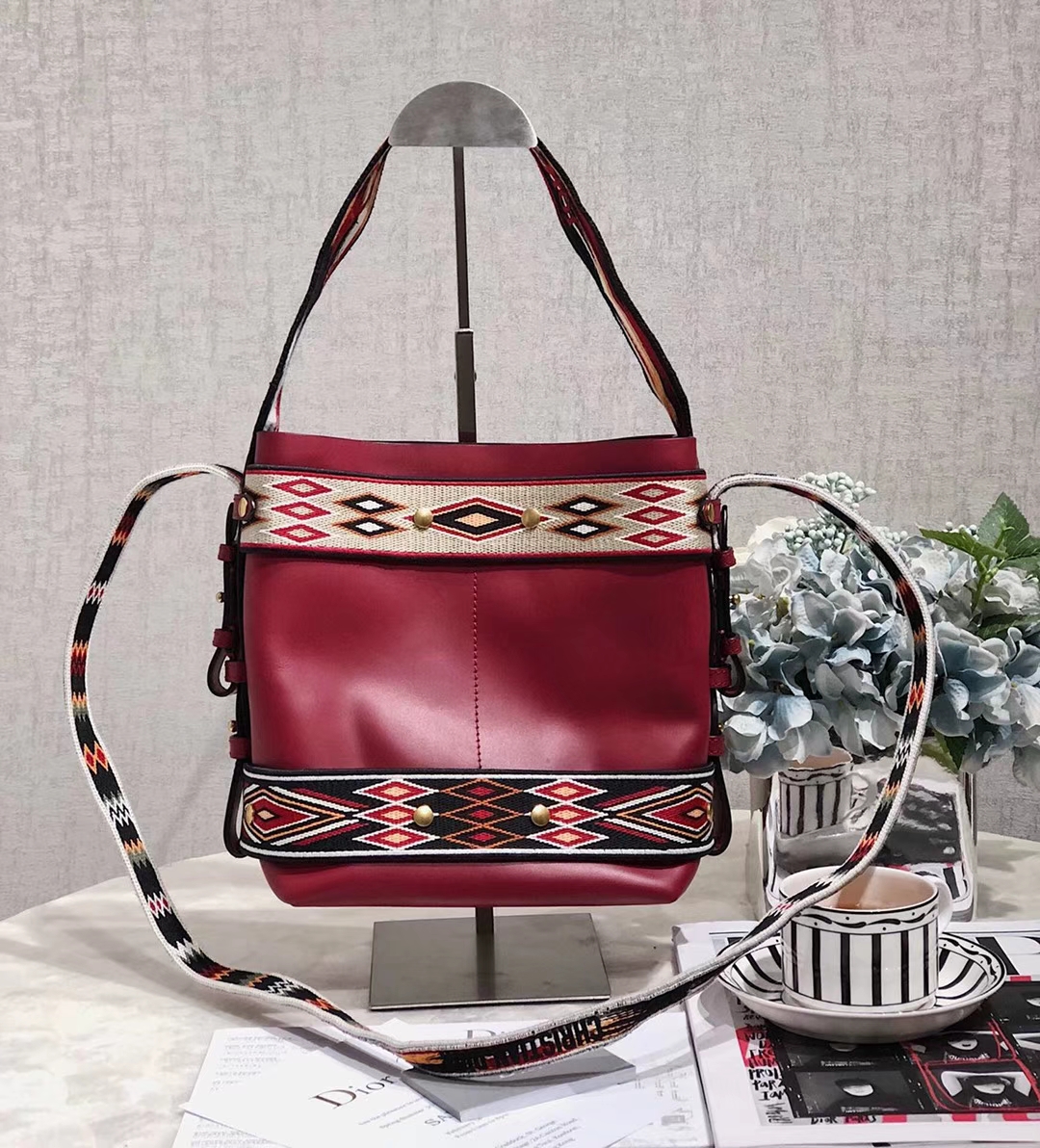 Dior包包官网 迪奥2019早春新款系列墨西哥刺绣水桶包单肩包 红色