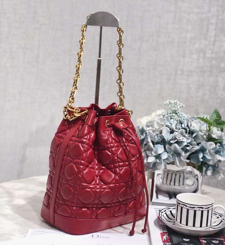 Dior包包官网 迪奥19年新款菱格水桶包链条包大号21.5CM 红色羊皮