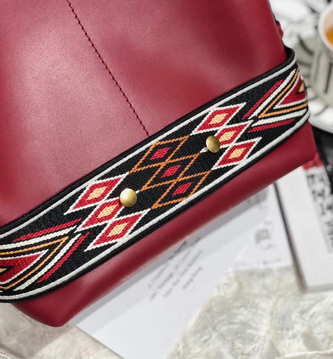 Dior包包官网 迪奥2019早春新款系列墨西哥刺绣水桶包单肩包 红色