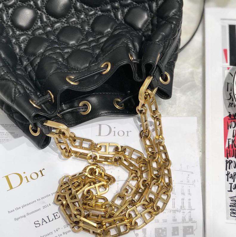 迪奥女包价格 Dior黑色菱格羊皮19年早春新款链条水桶包单肩包大号21.5CM