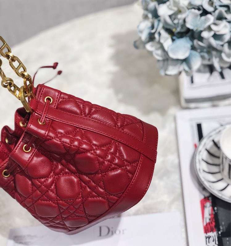 迪奥2019早春最新度假系列 Dior红色菱格羊皮链条水桶包单肩女包小号18CM