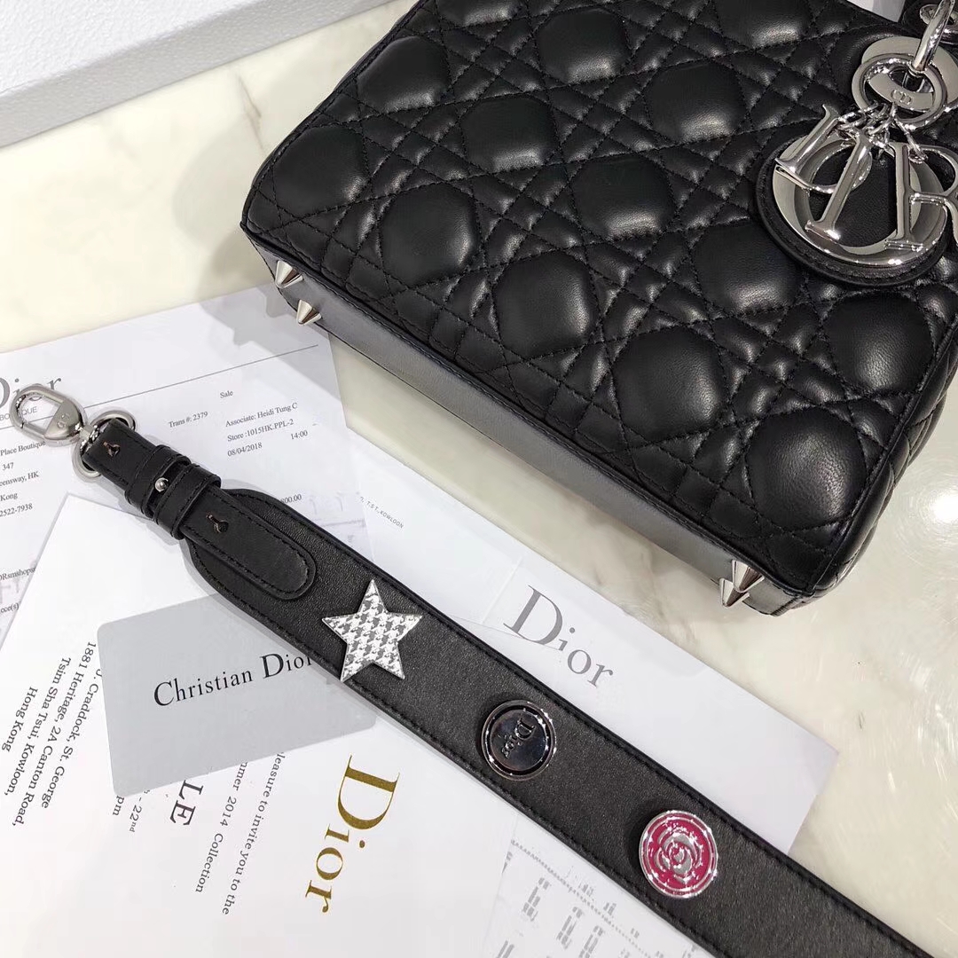 Dior包包官网 迪奥进口羊皮徽章系列四格迷你戴妃包20CM 黑色银扣