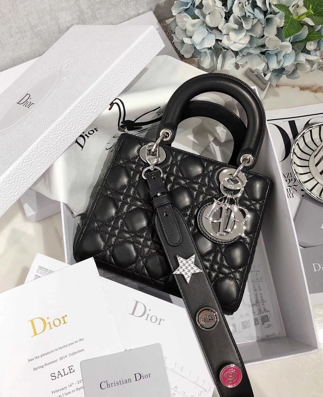 Dior包包官网 迪奥进口羊皮徽章系列四格迷你戴妃包20CM 黑色银扣
